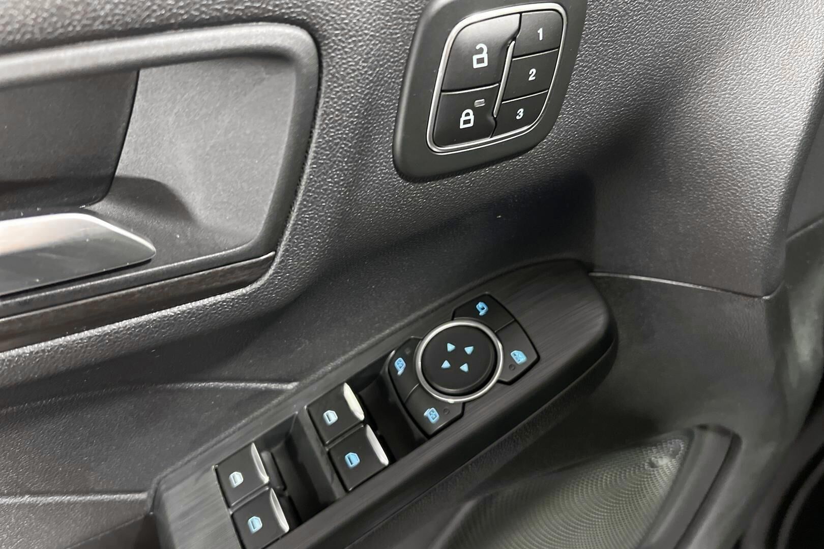 FORD KUGA iso kuva 16
