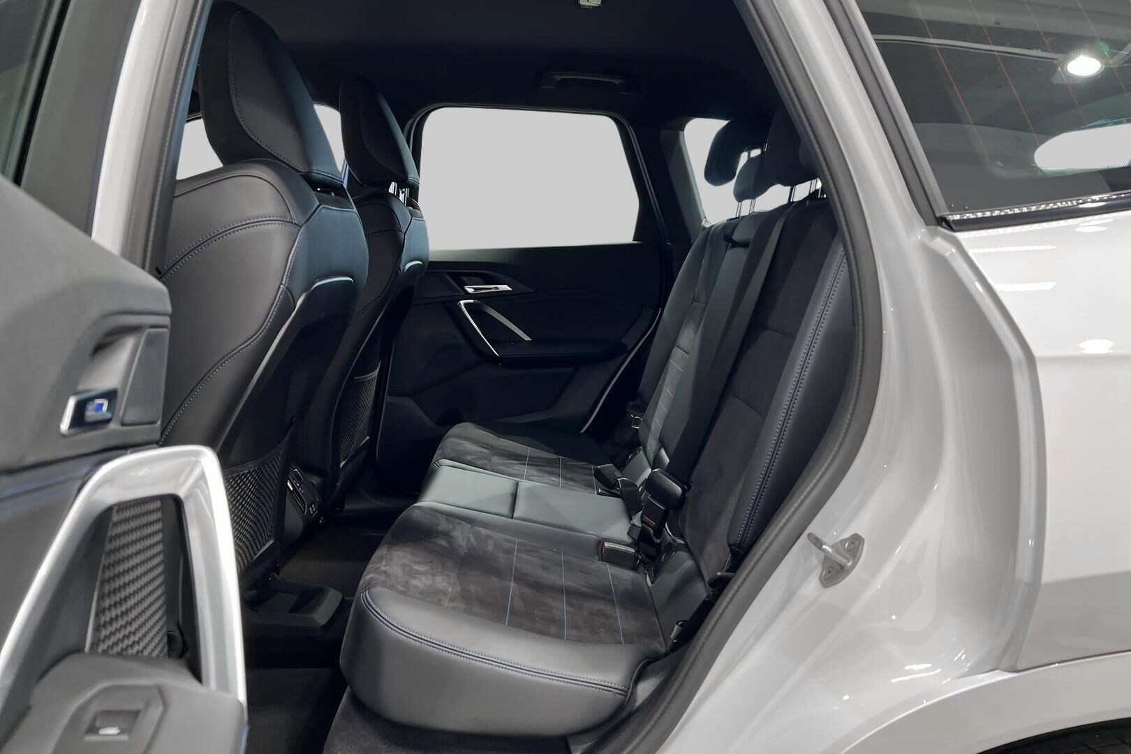 BMW IX1 iso kuva 9