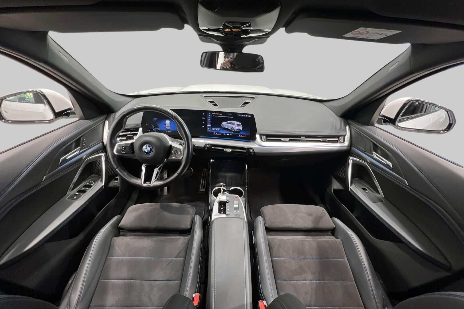 BMW IX1 iso kuva 10