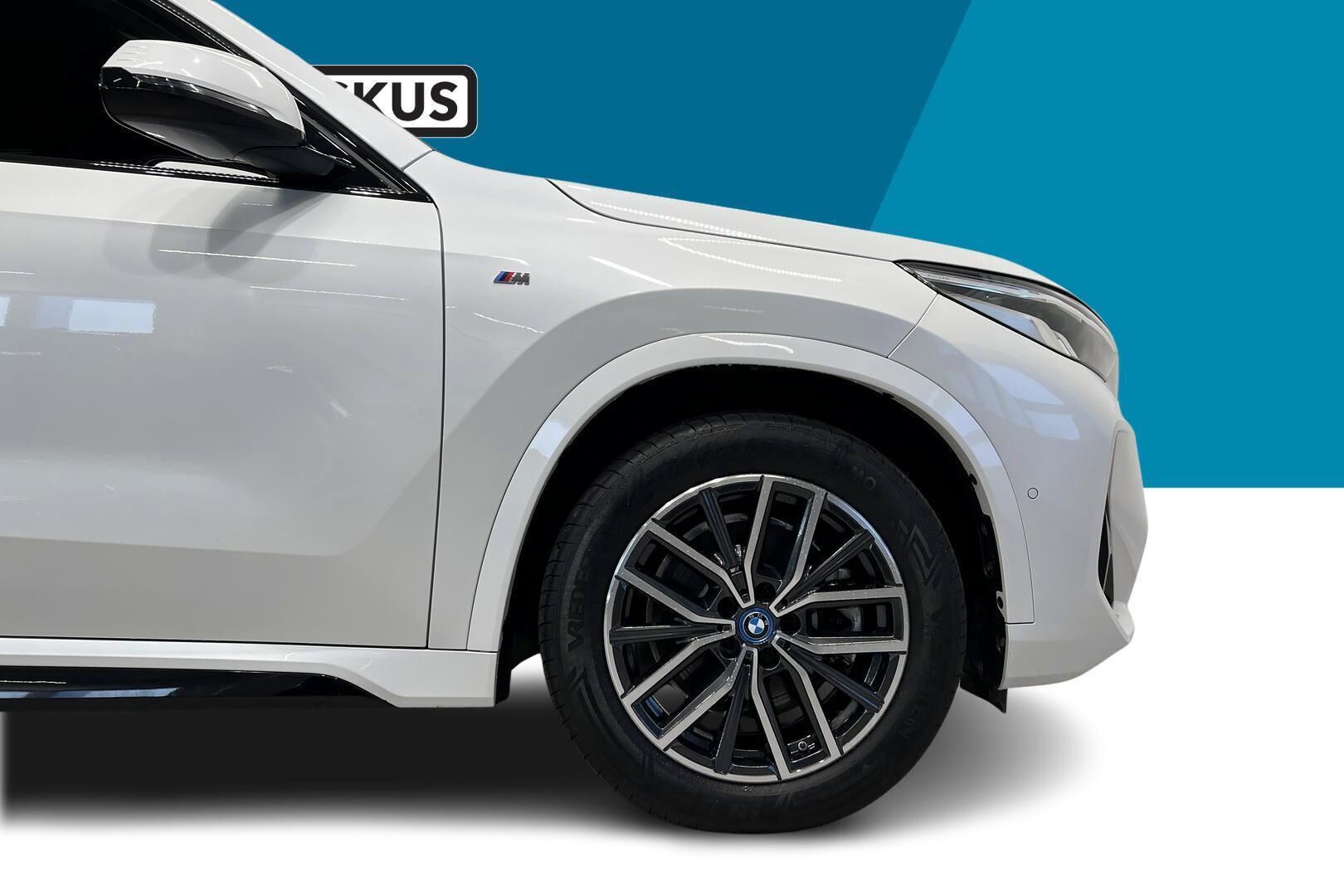 BMW IX1 iso kuva 12