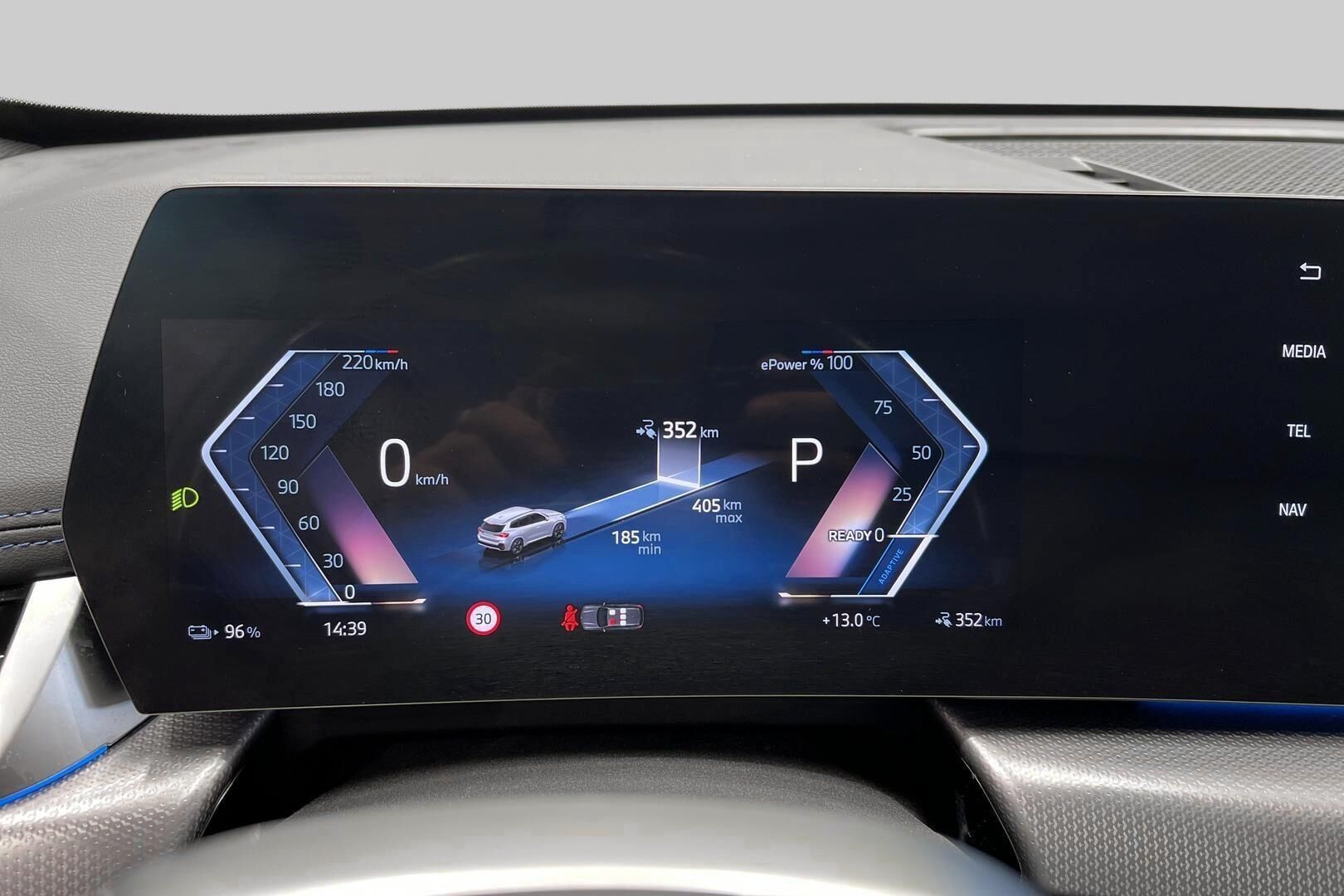 BMW IX1 iso kuva 13