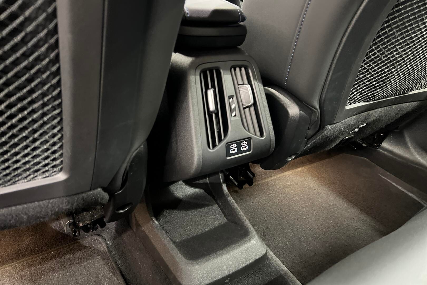 BMW IX1 iso kuva 28