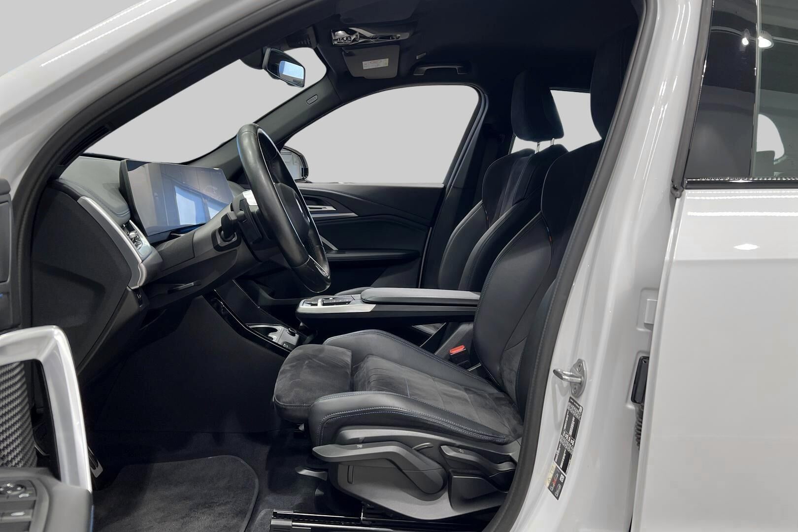 BMW IX1 iso kuva 8