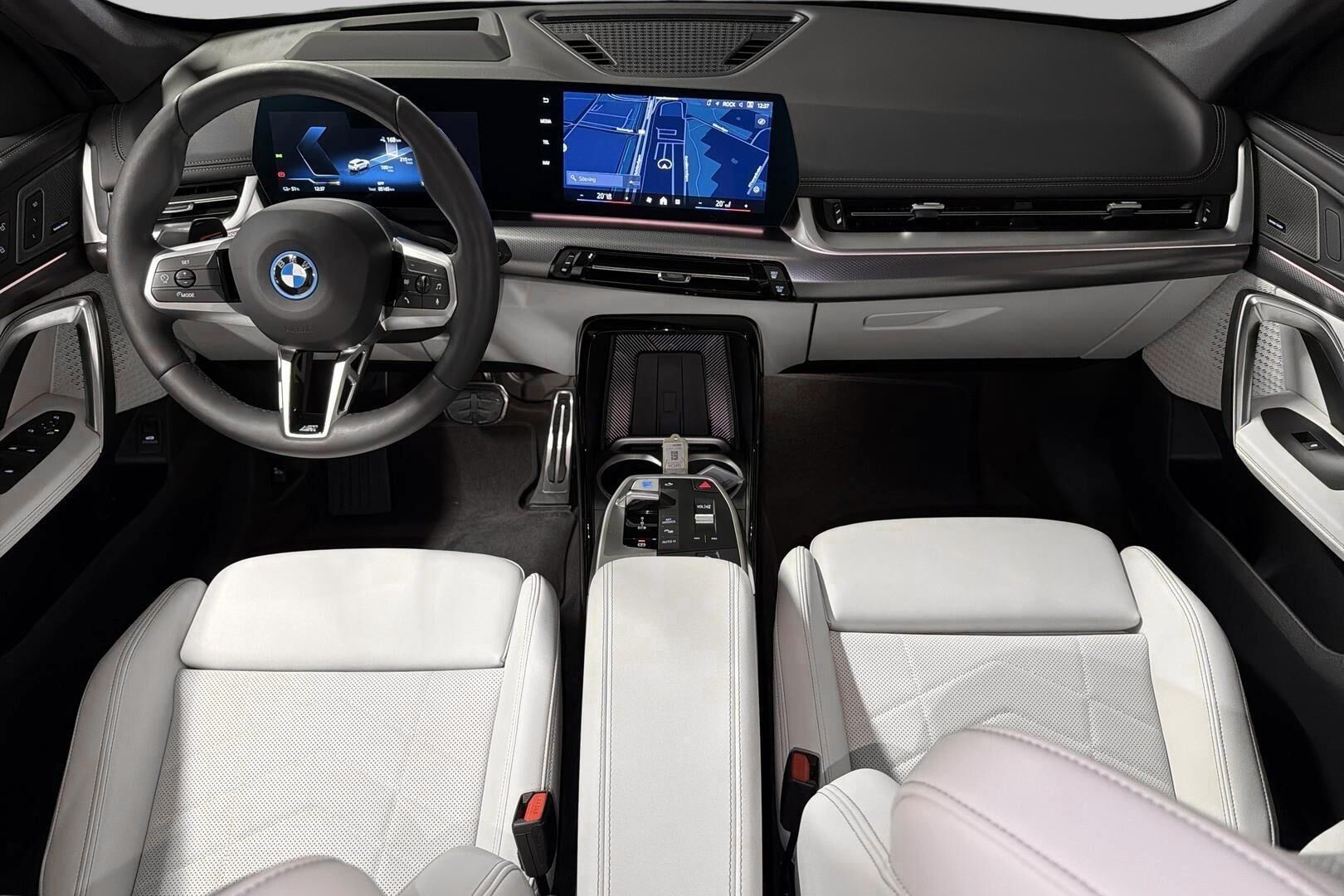 BMW IX1 iso kuva 8