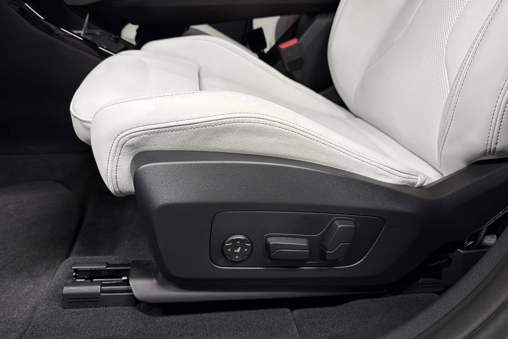 BMW IX1 iso kuva 12