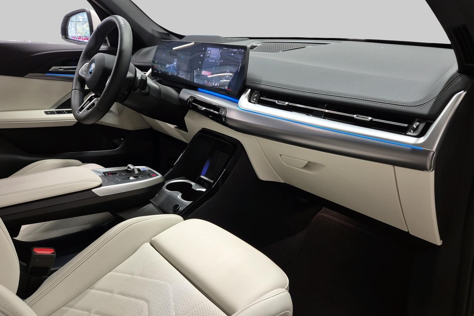 BMW IX1 iso kuva 4
