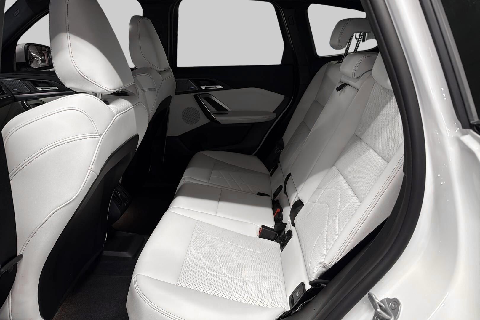 BMW IX1 iso kuva 7