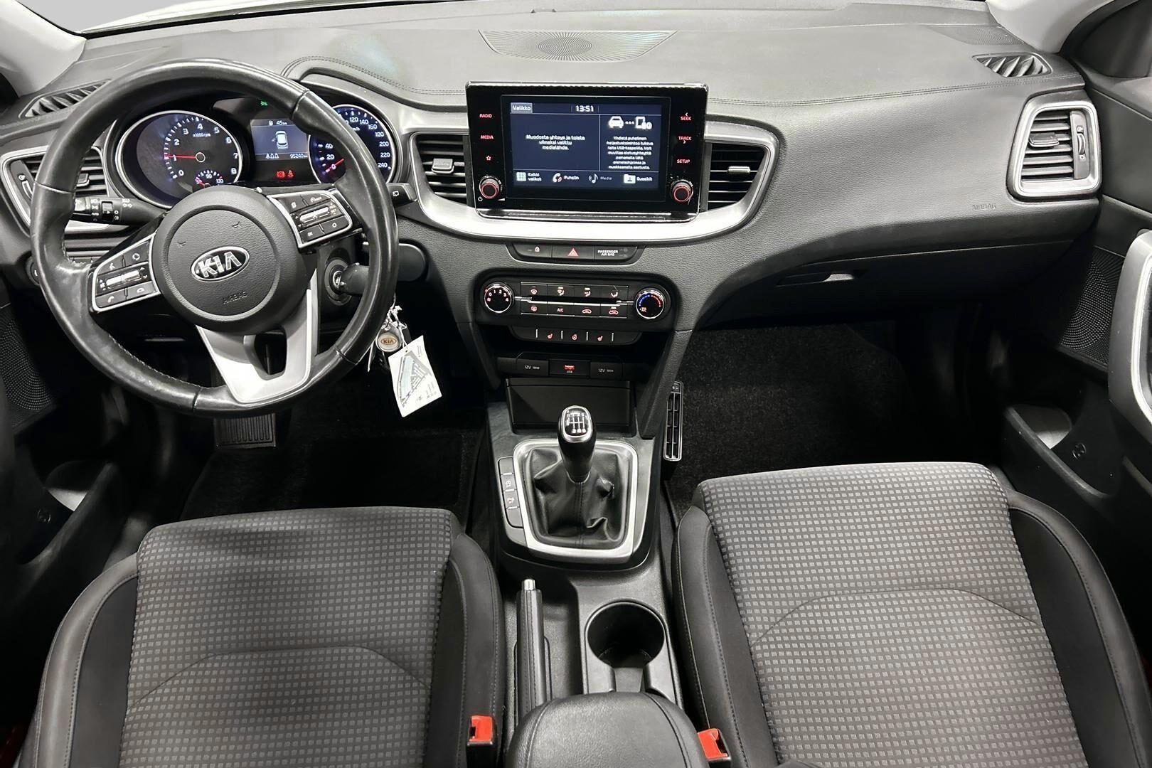 Kia Ceed iso kuva 10
