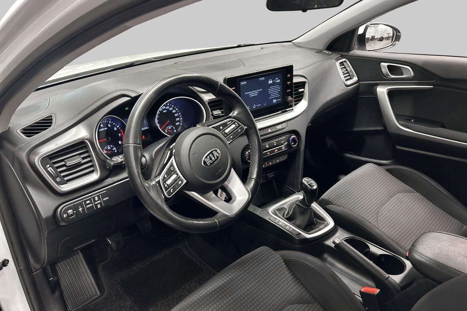 Kia Ceed iso kuva 8