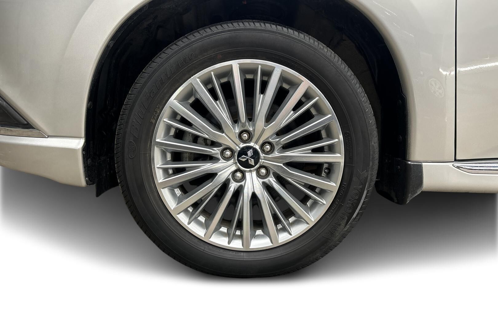 Mitsubishi Outlander PHEV iso kuva 13