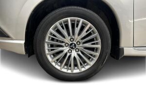 Mitsubishi Outlander PHEV esikatselu 13