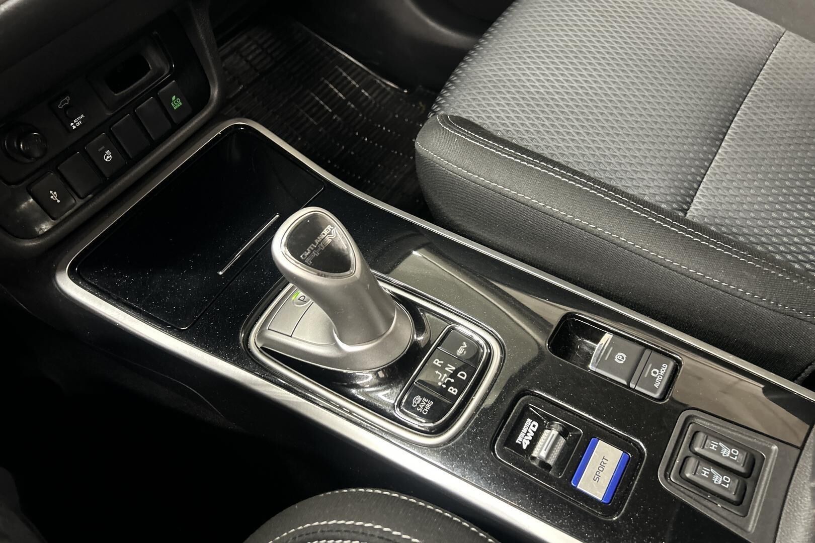 Mitsubishi Outlander PHEV iso kuva 16