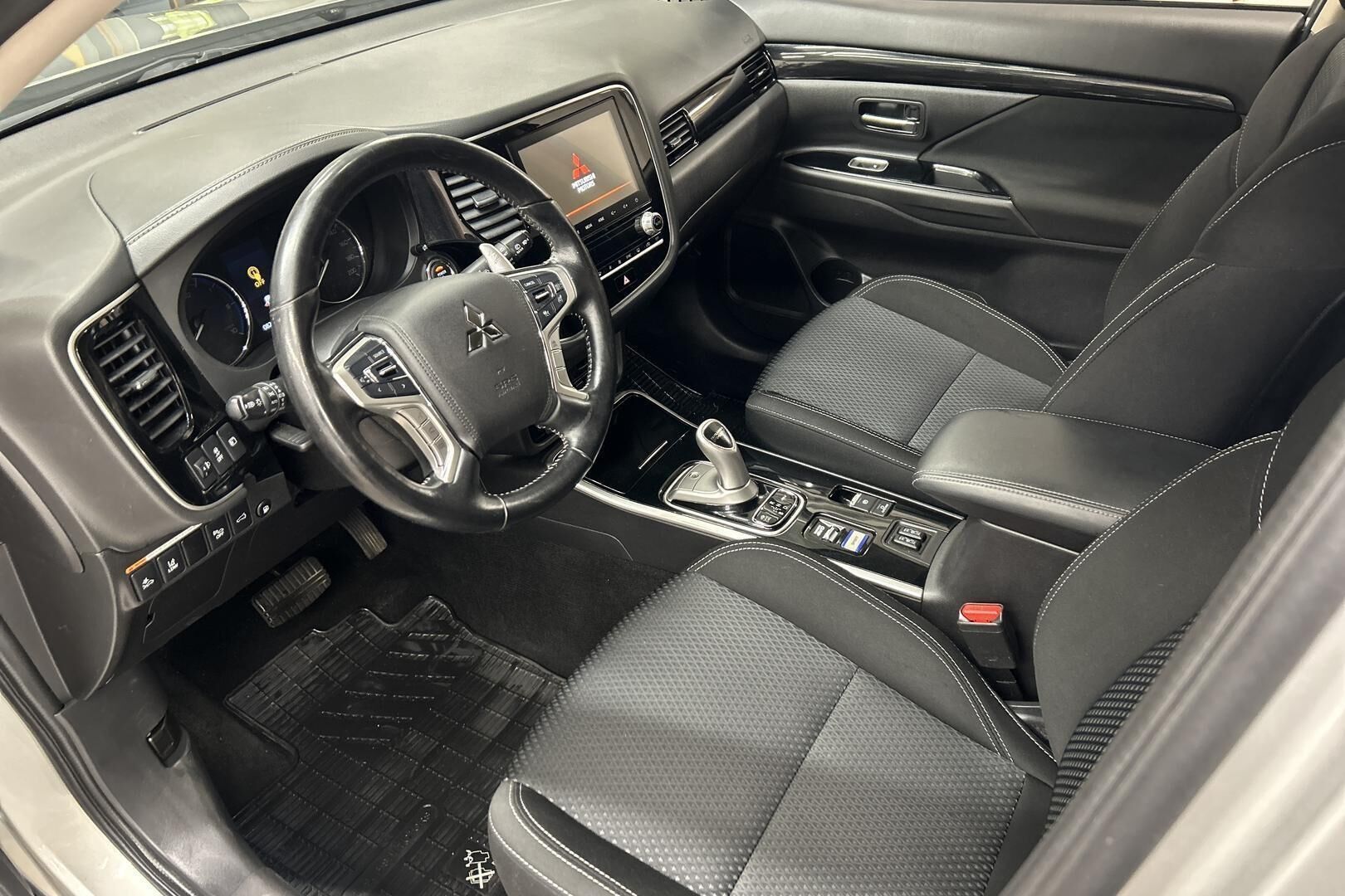 Mitsubishi Outlander PHEV iso kuva 9
