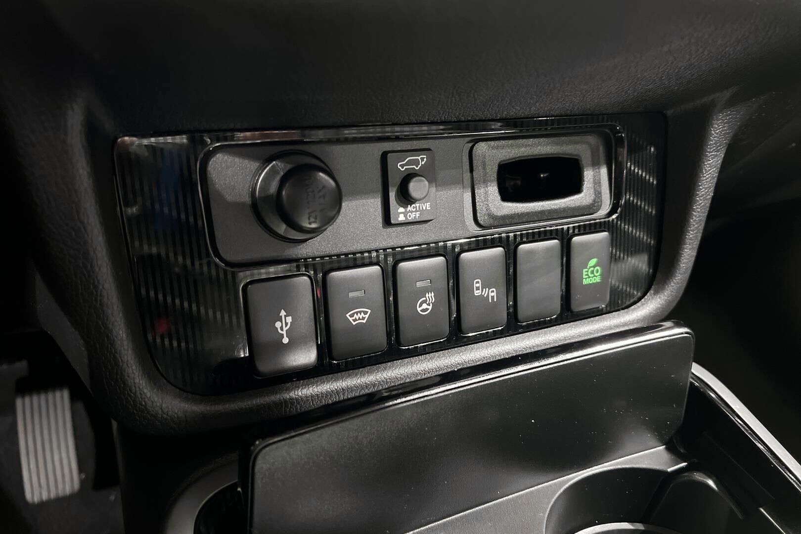 Mitsubishi Outlander PHEV iso kuva 18