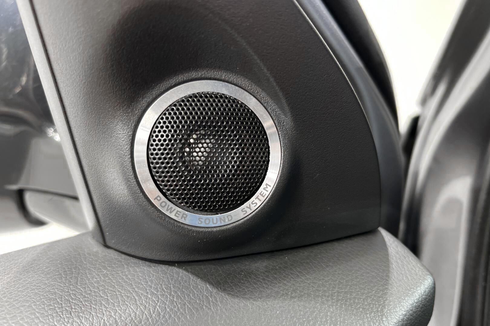 Mitsubishi Outlander PHEV iso kuva 27