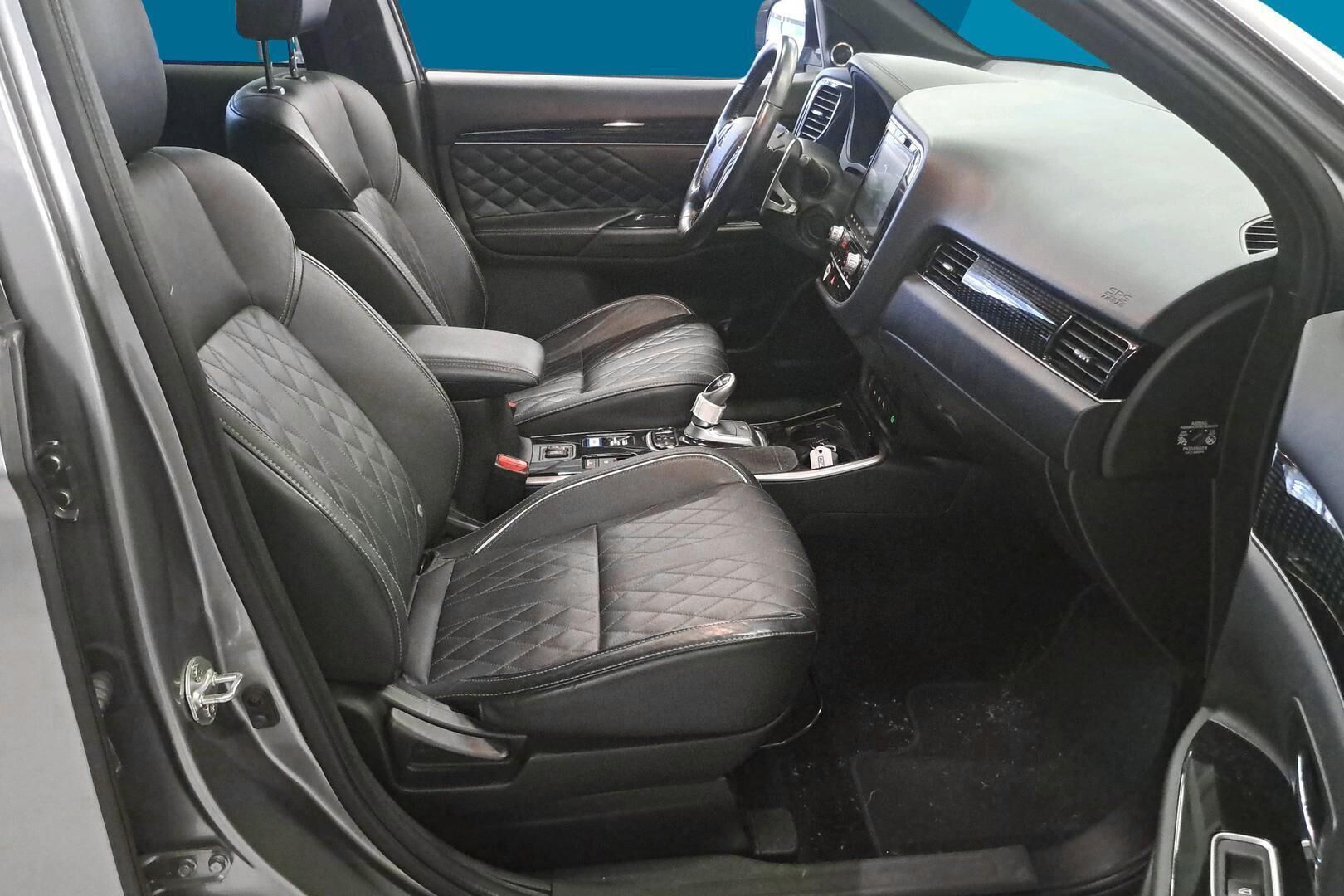 Mitsubishi Outlander PHEV iso kuva 4