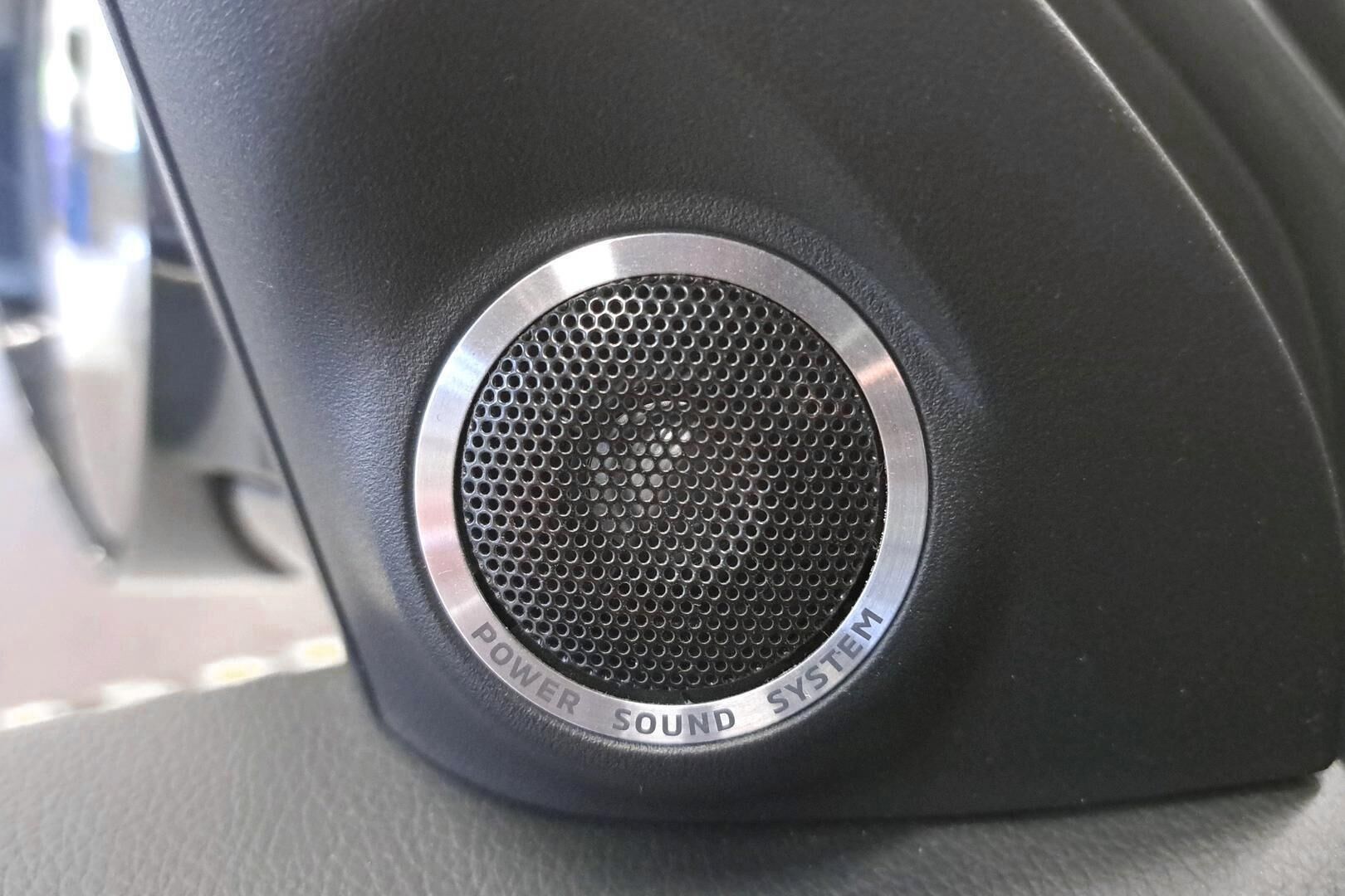 Mitsubishi Outlander PHEV iso kuva 8