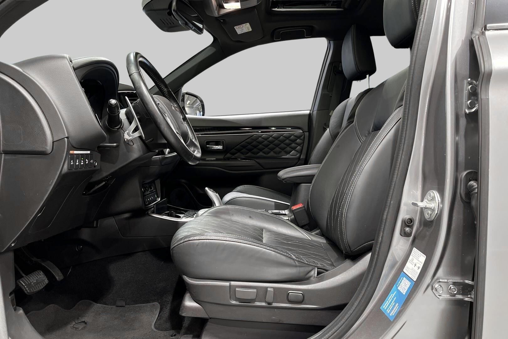 Mitsubishi Outlander PHEV iso kuva 9