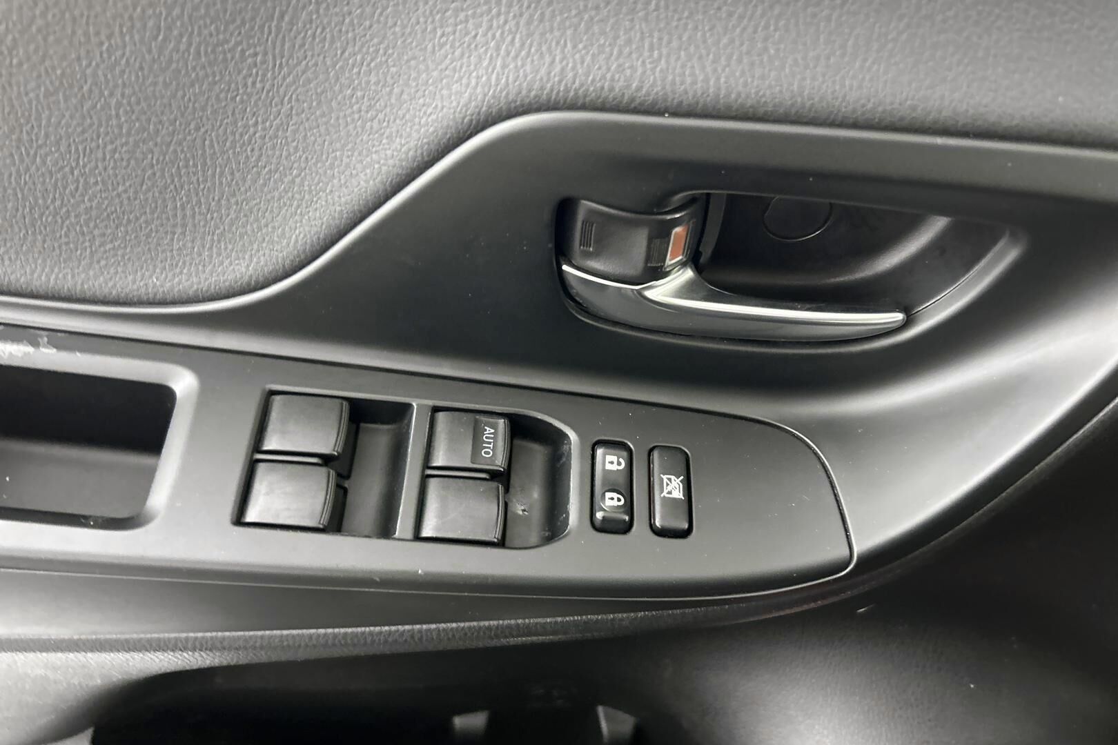 Toyota Yaris iso kuva 27