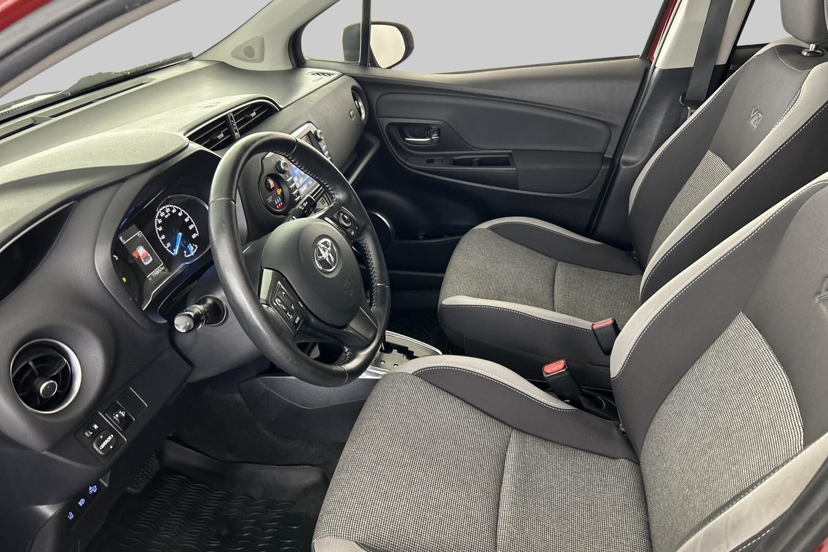 Toyota Yaris iso kuva 9