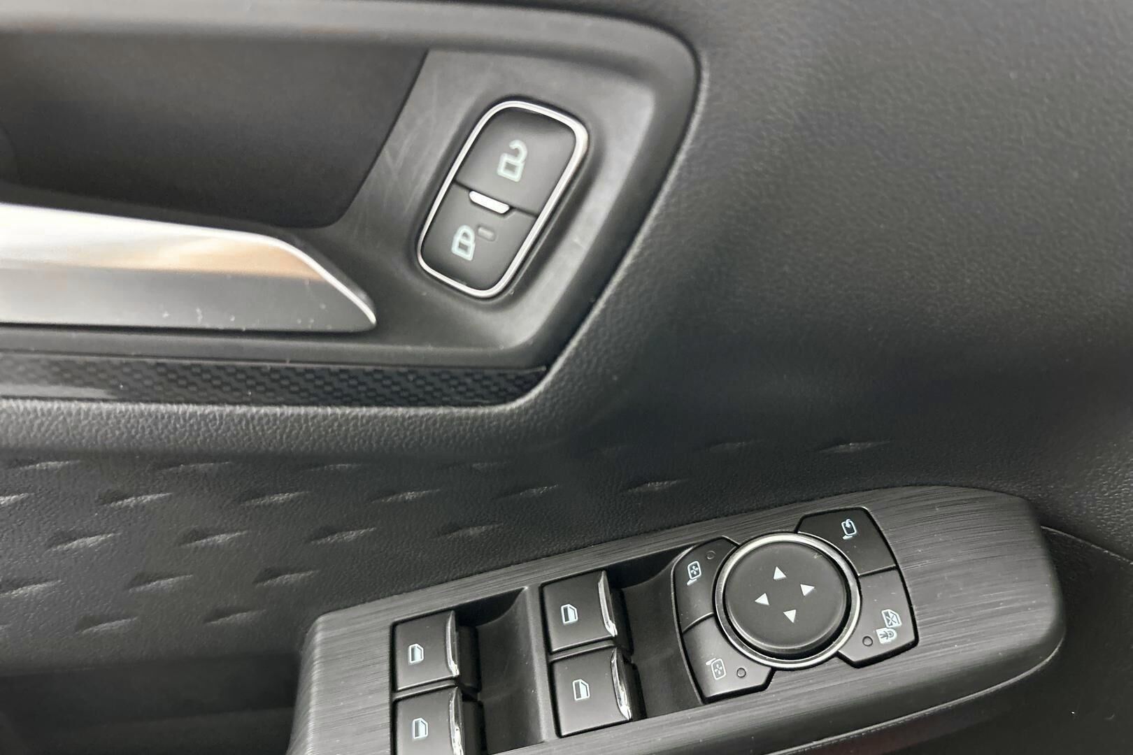 Ford Kuga iso kuva 17