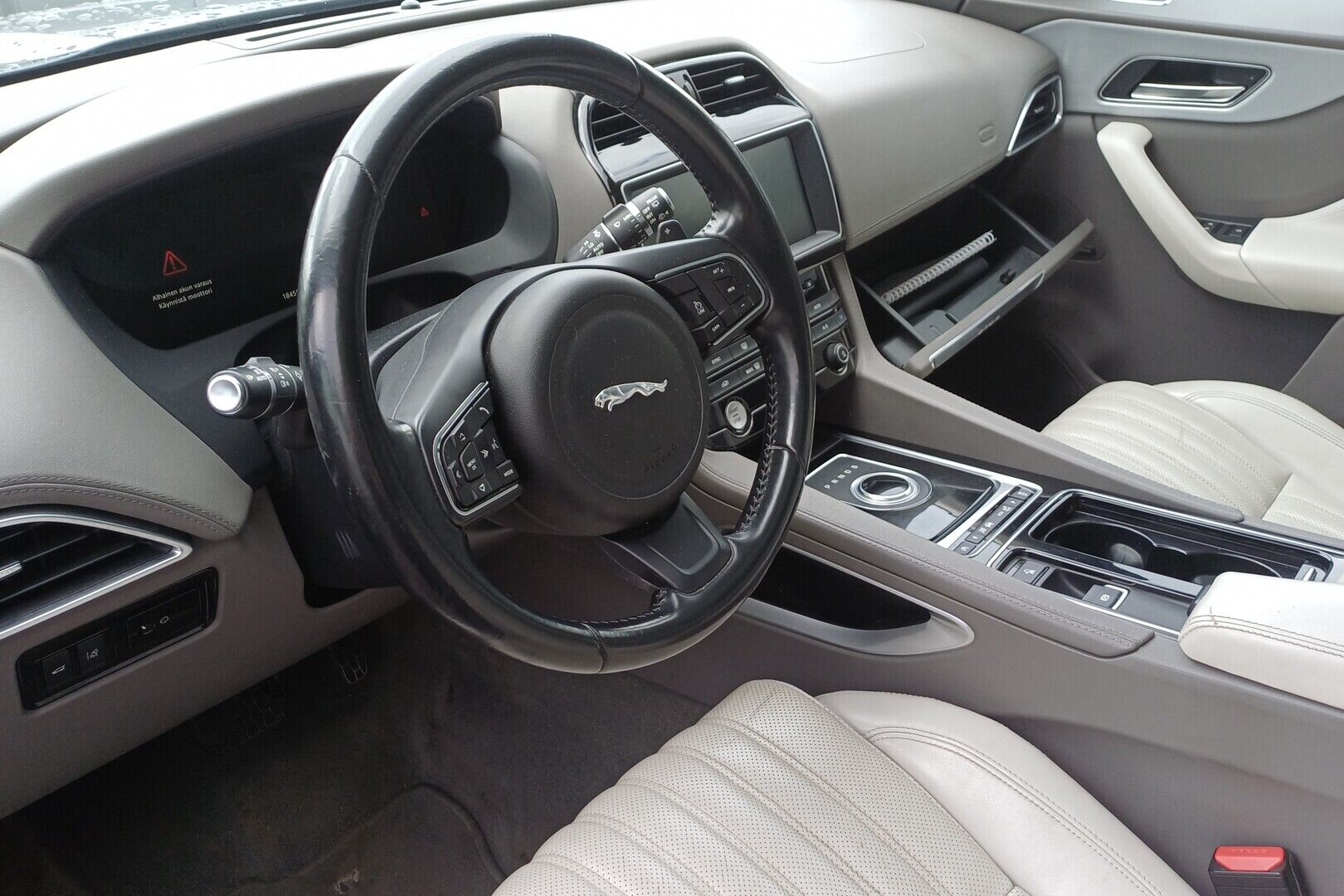 Jaguar F-PACE iso kuva 1
