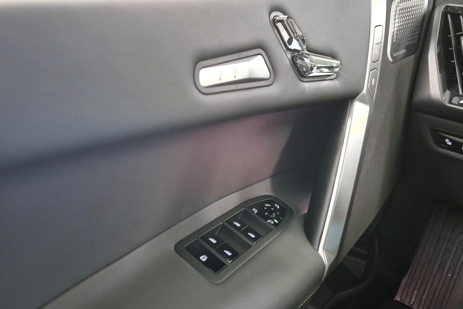 BMW iX iso kuva 16