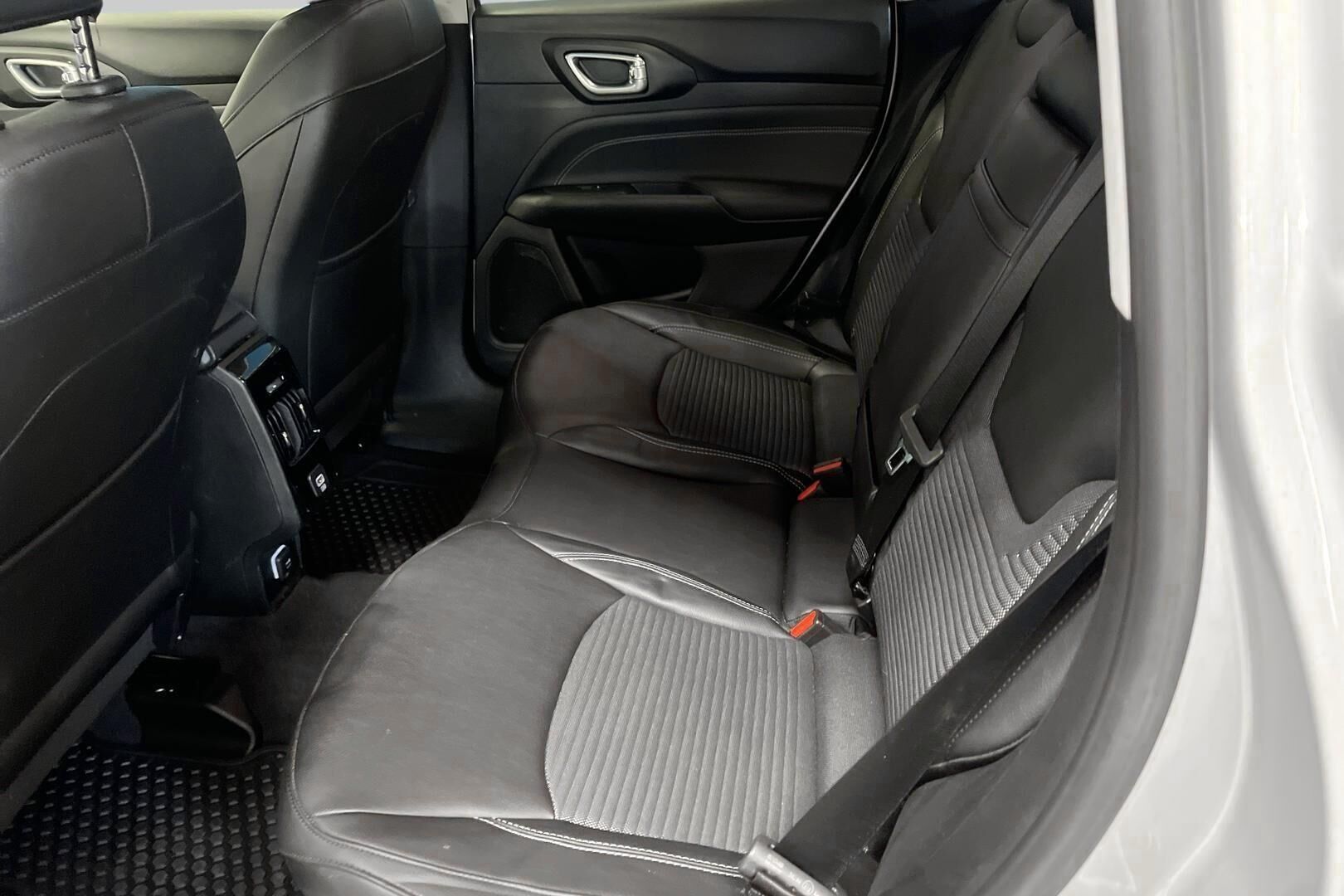 Jeep Compass iso kuva 16