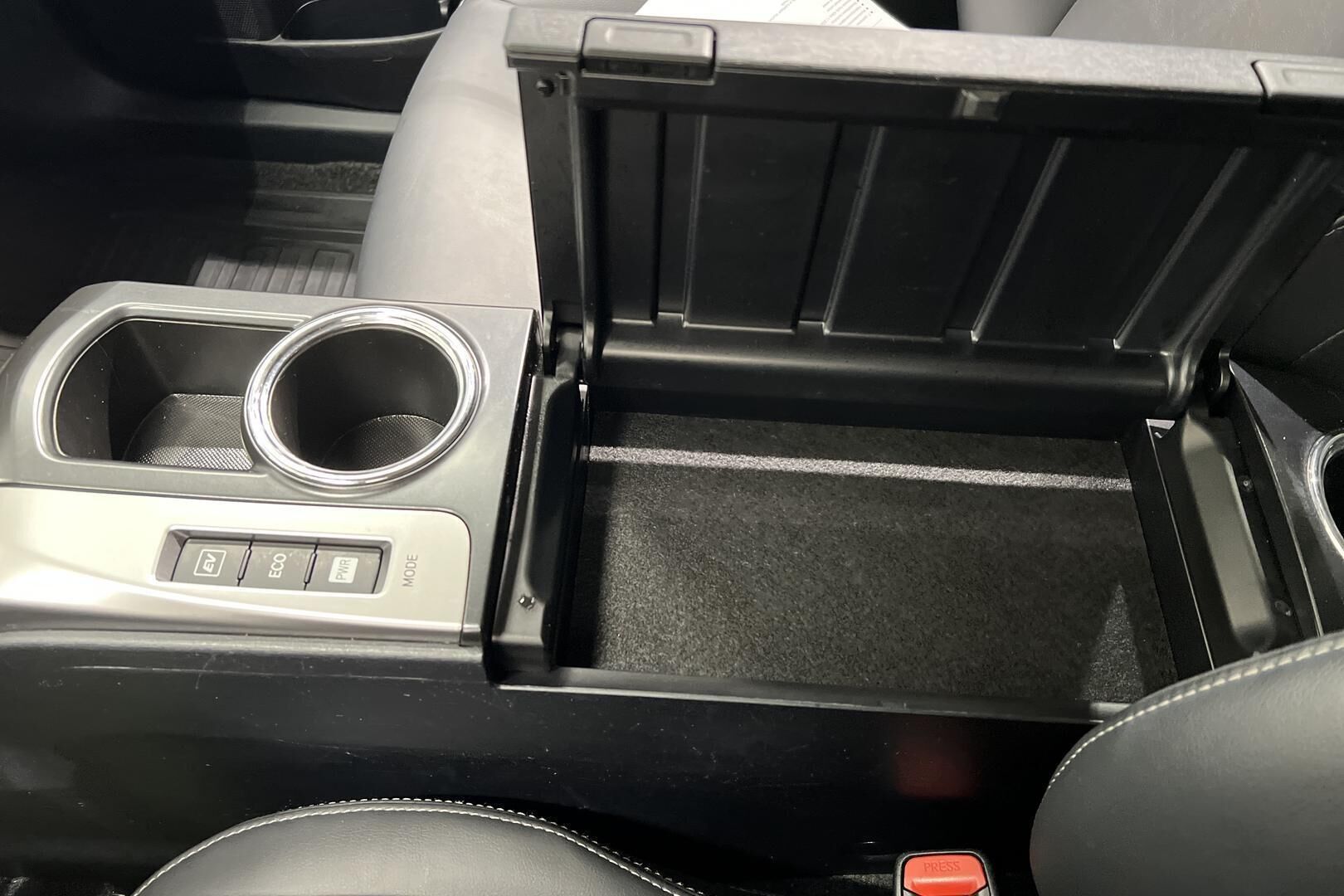 Toyota Prius+ iso kuva 19