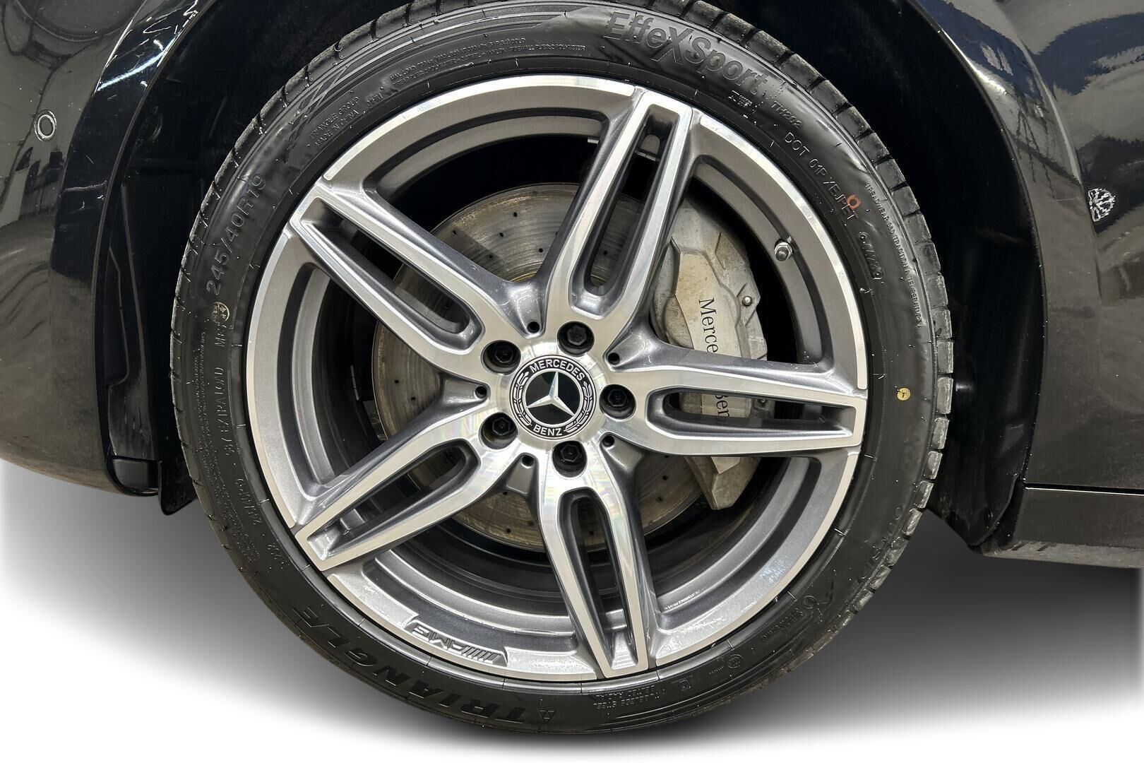Mercedes-Benz E iso kuva 13