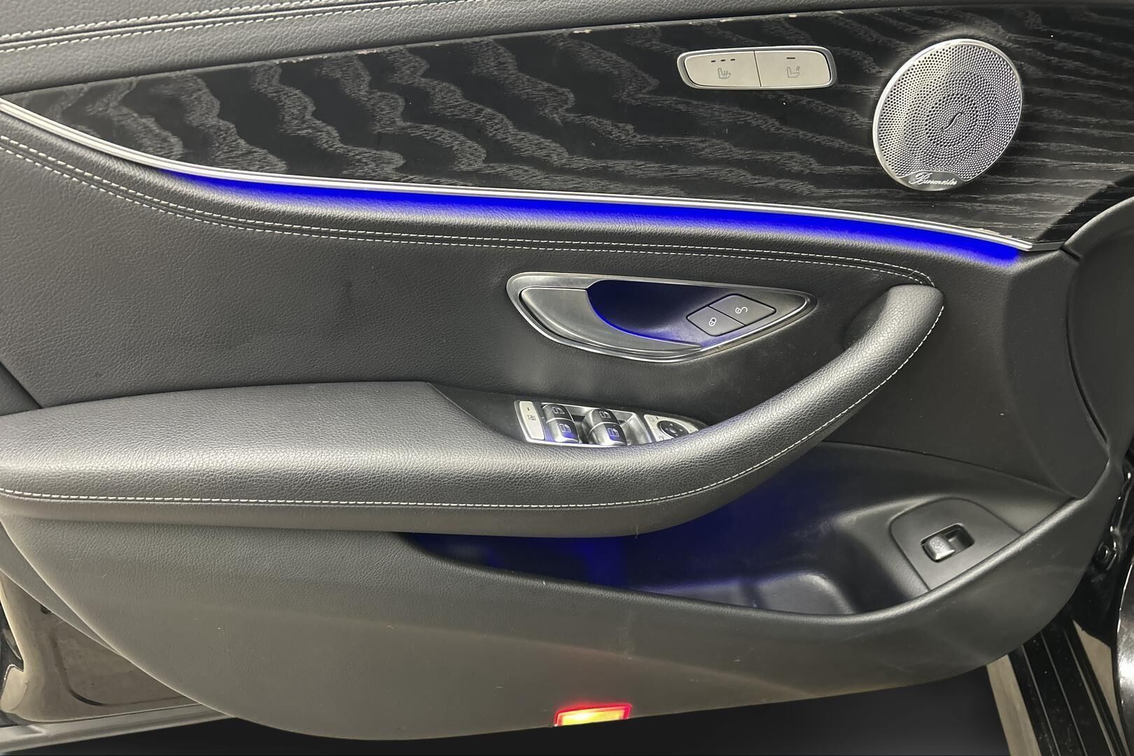 Mercedes-Benz E iso kuva 14