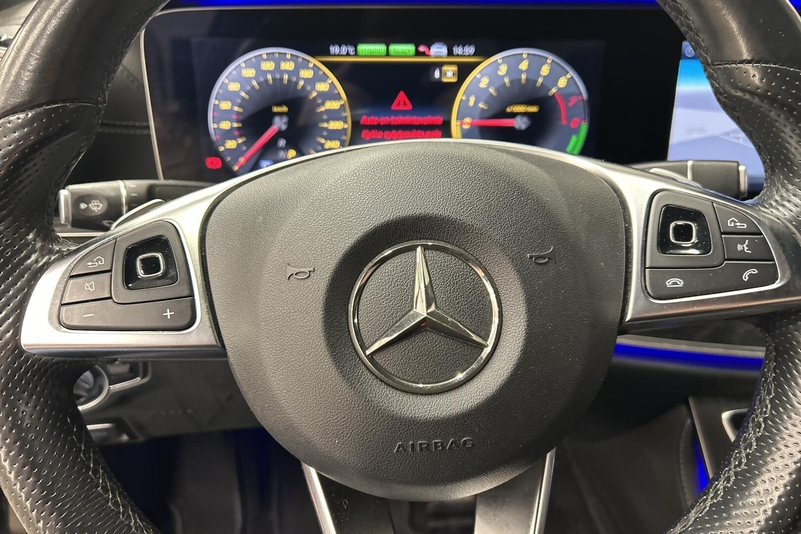 Mercedes-Benz E iso kuva 19