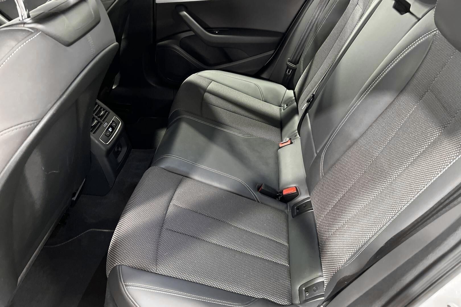 Audi A4 iso kuva 10