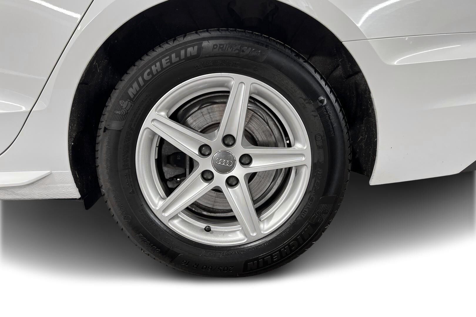 Audi A4 iso kuva 13