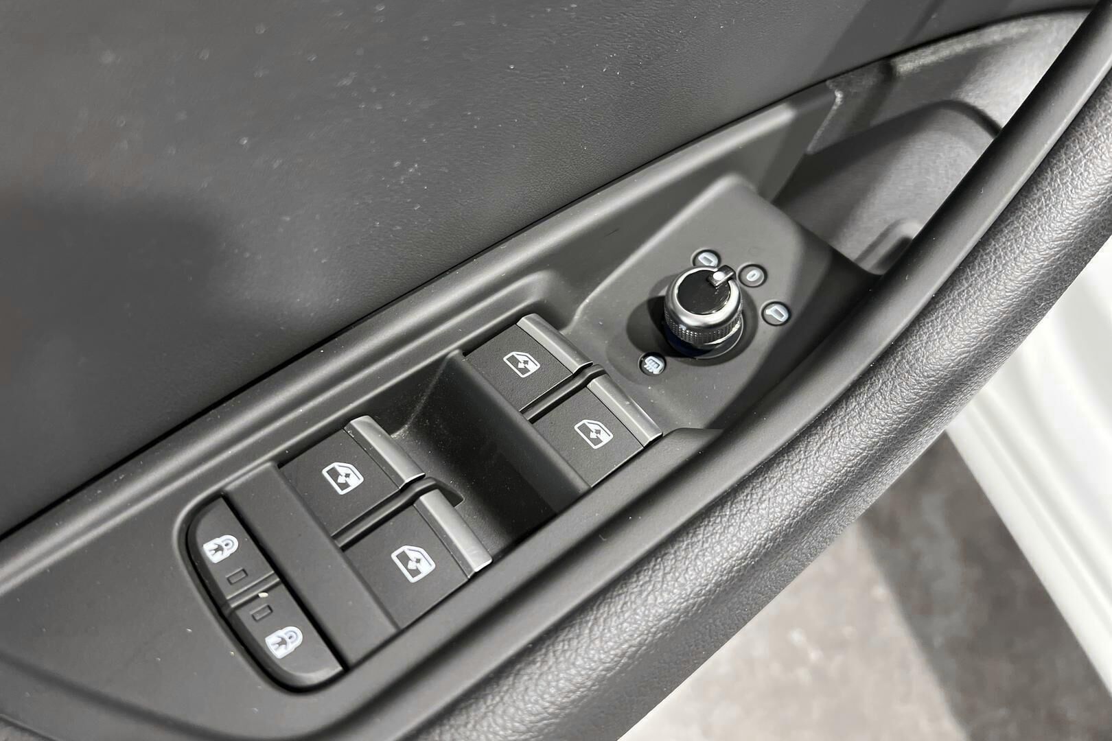 Audi A4 iso kuva 15