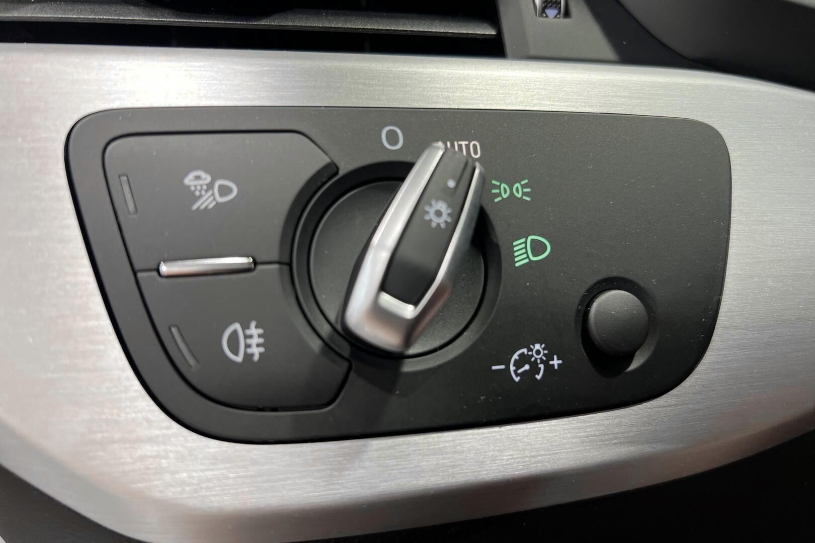 Audi A4 iso kuva 16