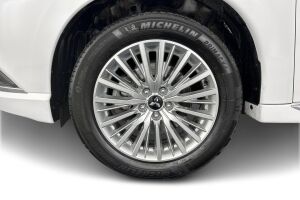 Mitsubishi Outlander PHEV esikatselu 13