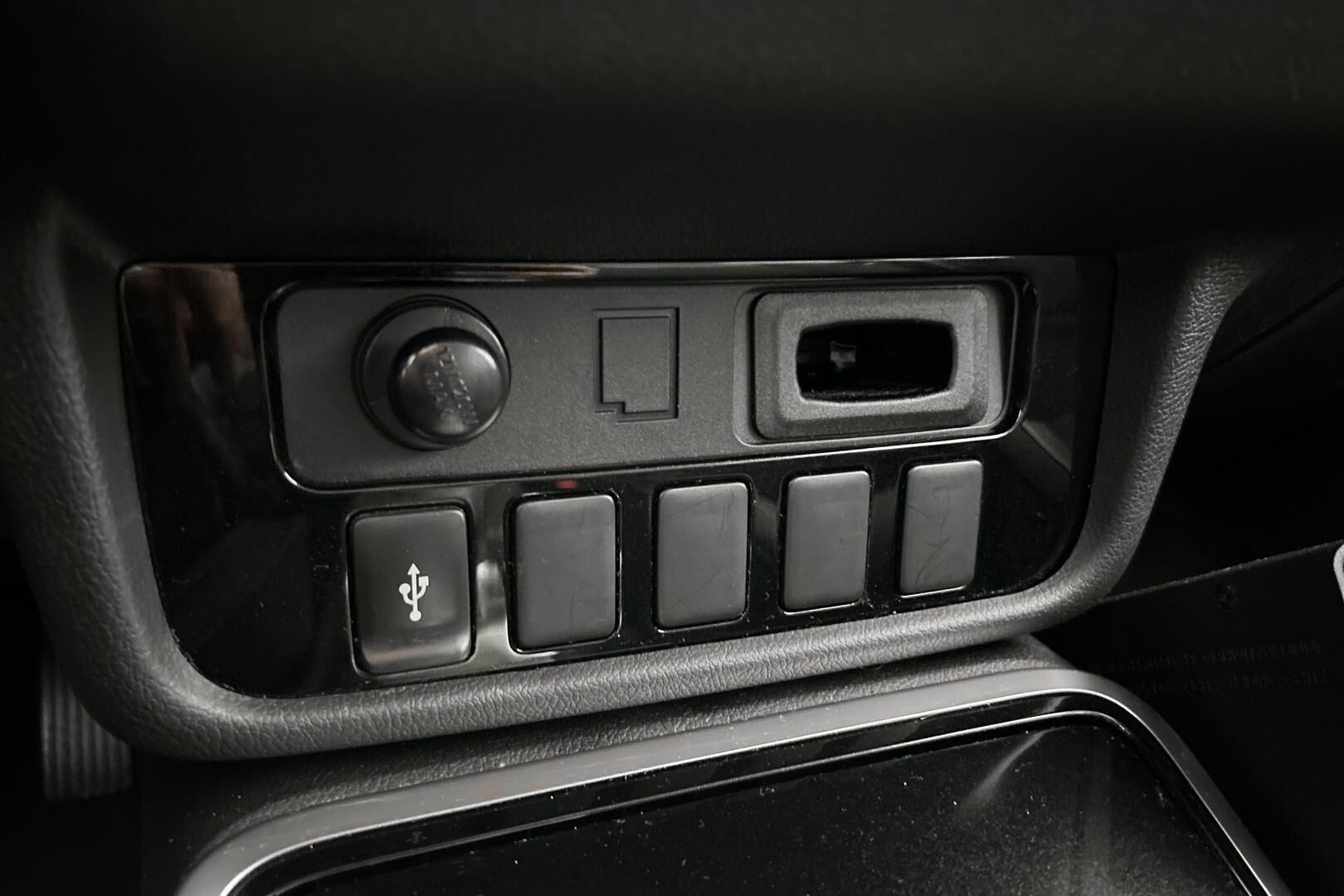 Mitsubishi Outlander PHEV iso kuva 28