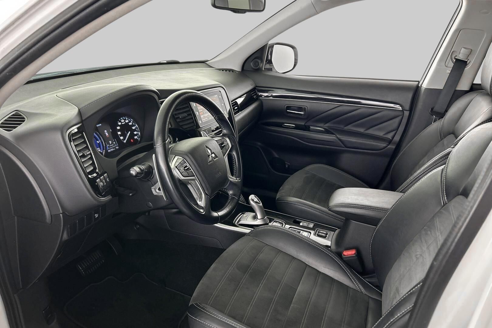 Mitsubishi Outlander PHEV iso kuva 9