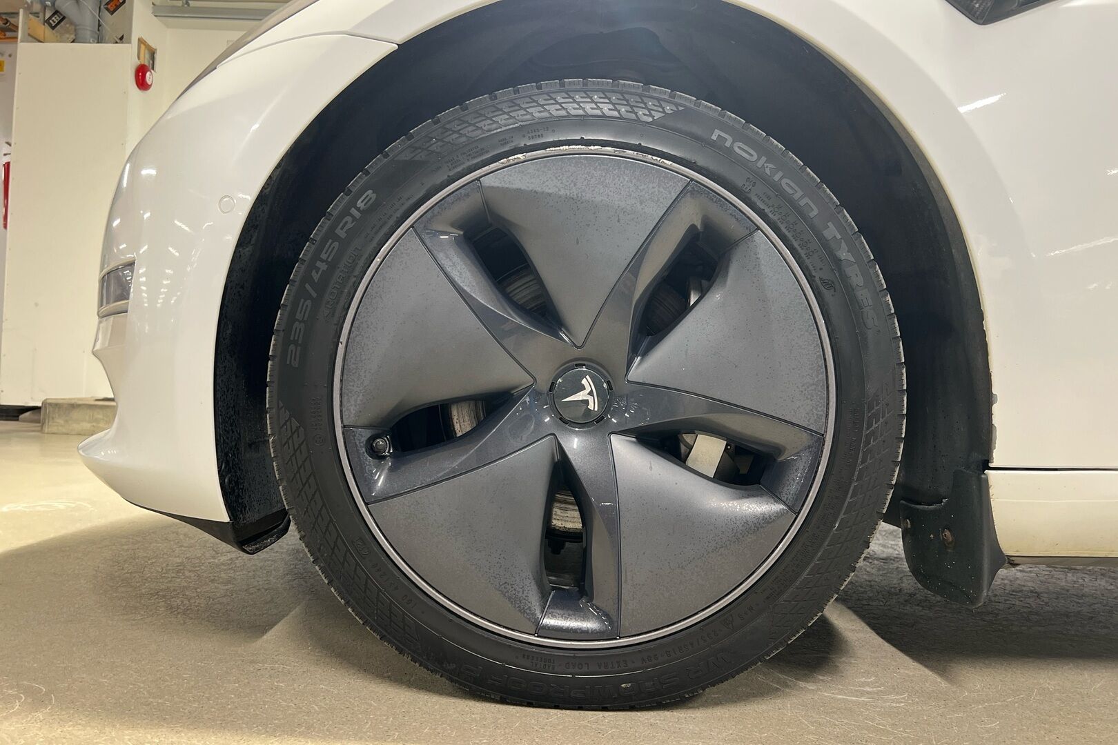 Tesla Model 3 iso kuva 13