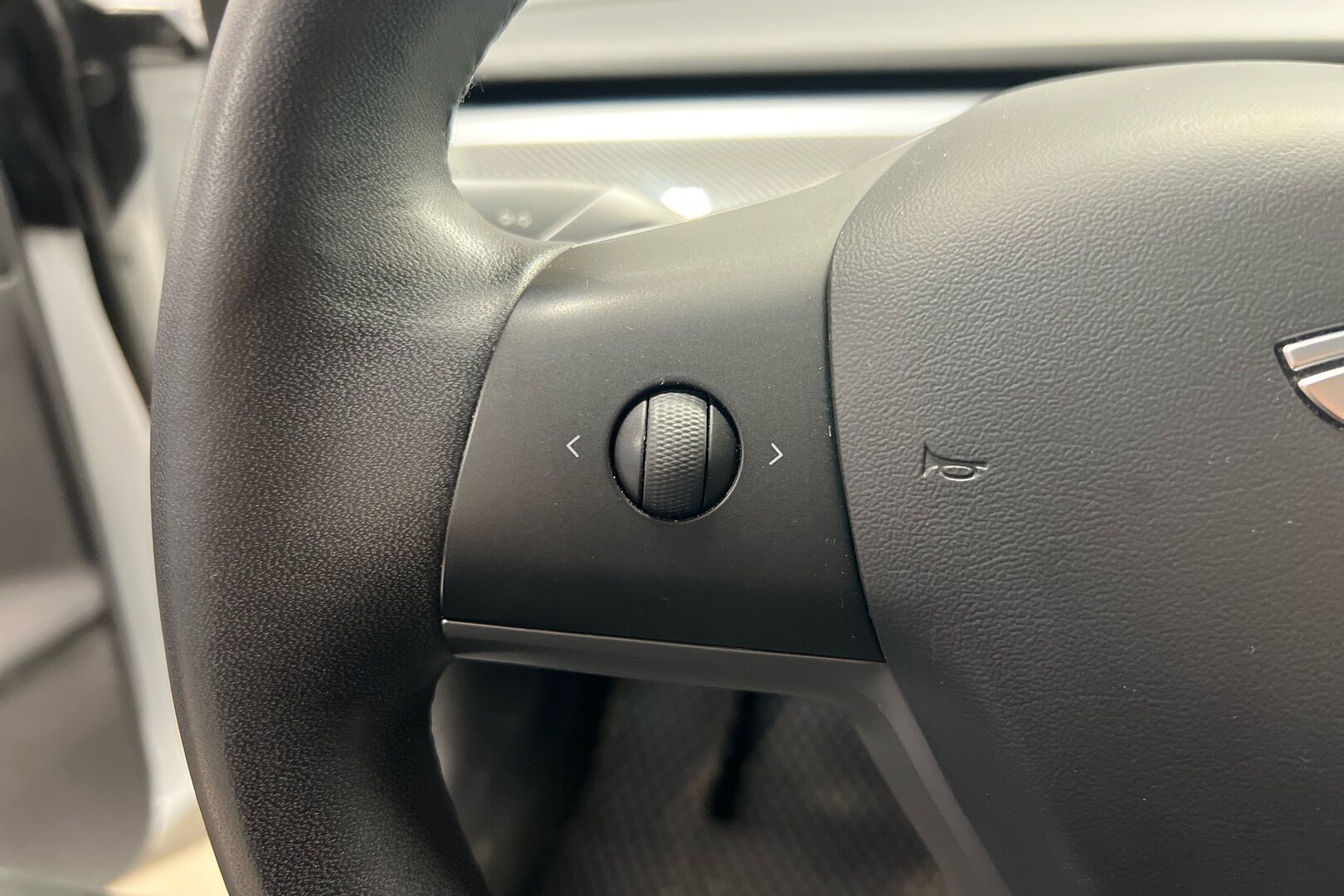 Tesla Model 3 iso kuva 6