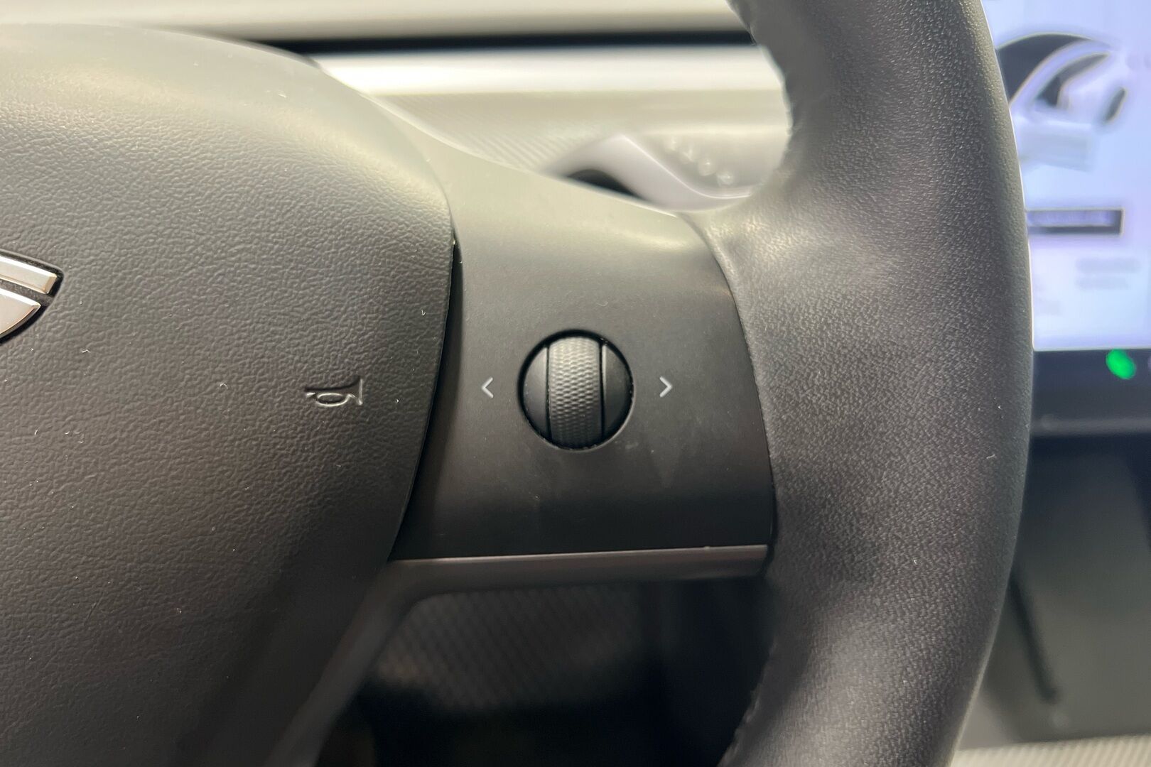Tesla Model 3 iso kuva 14