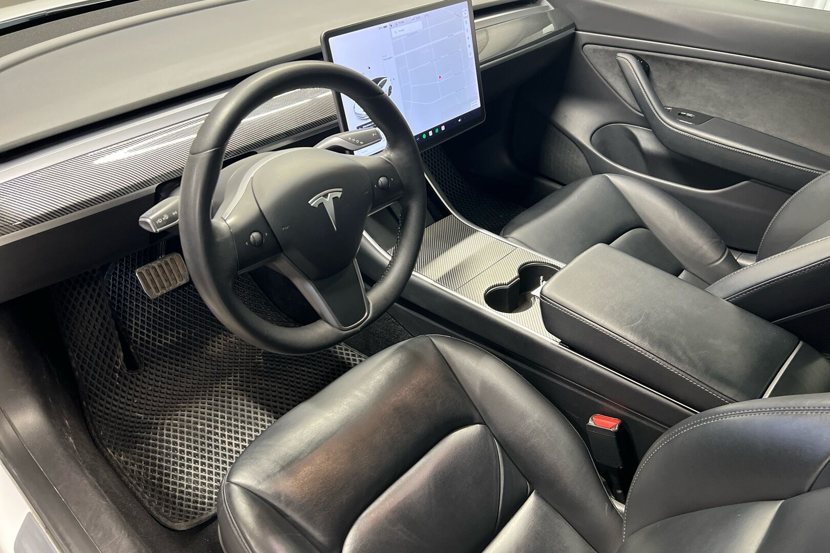 Tesla Model 3 iso kuva 2