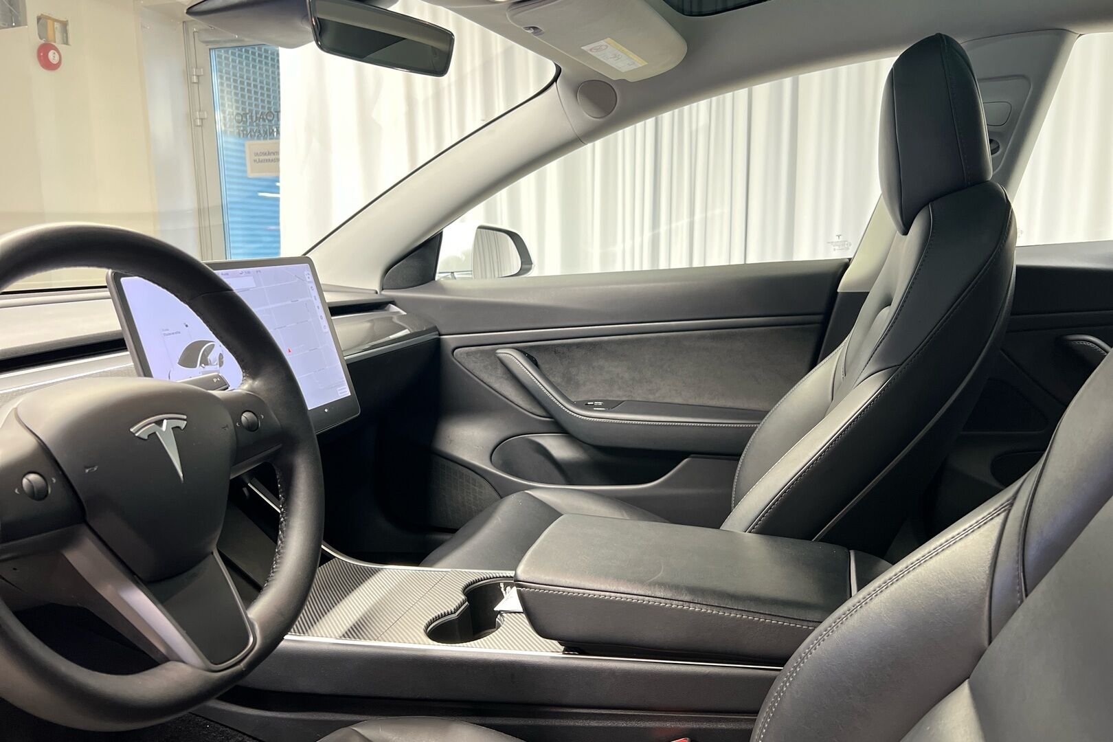 Tesla Model 3 iso kuva 11