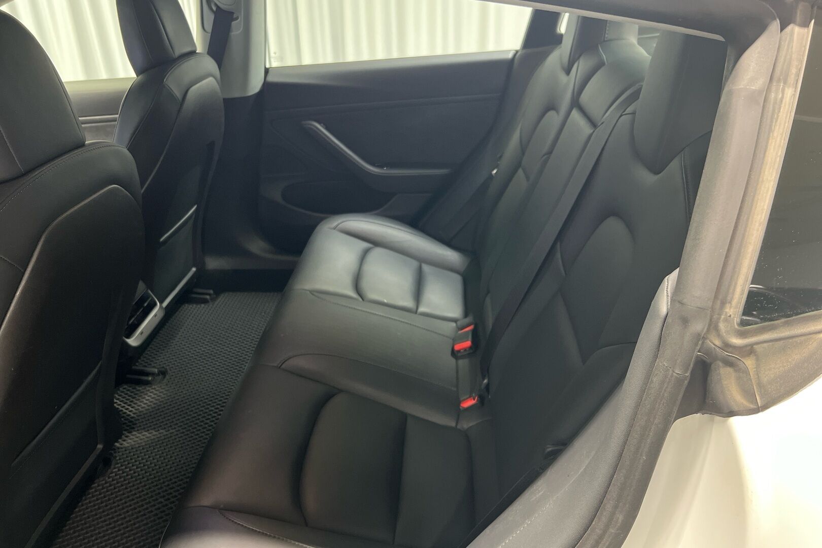 Tesla Model 3 iso kuva 12