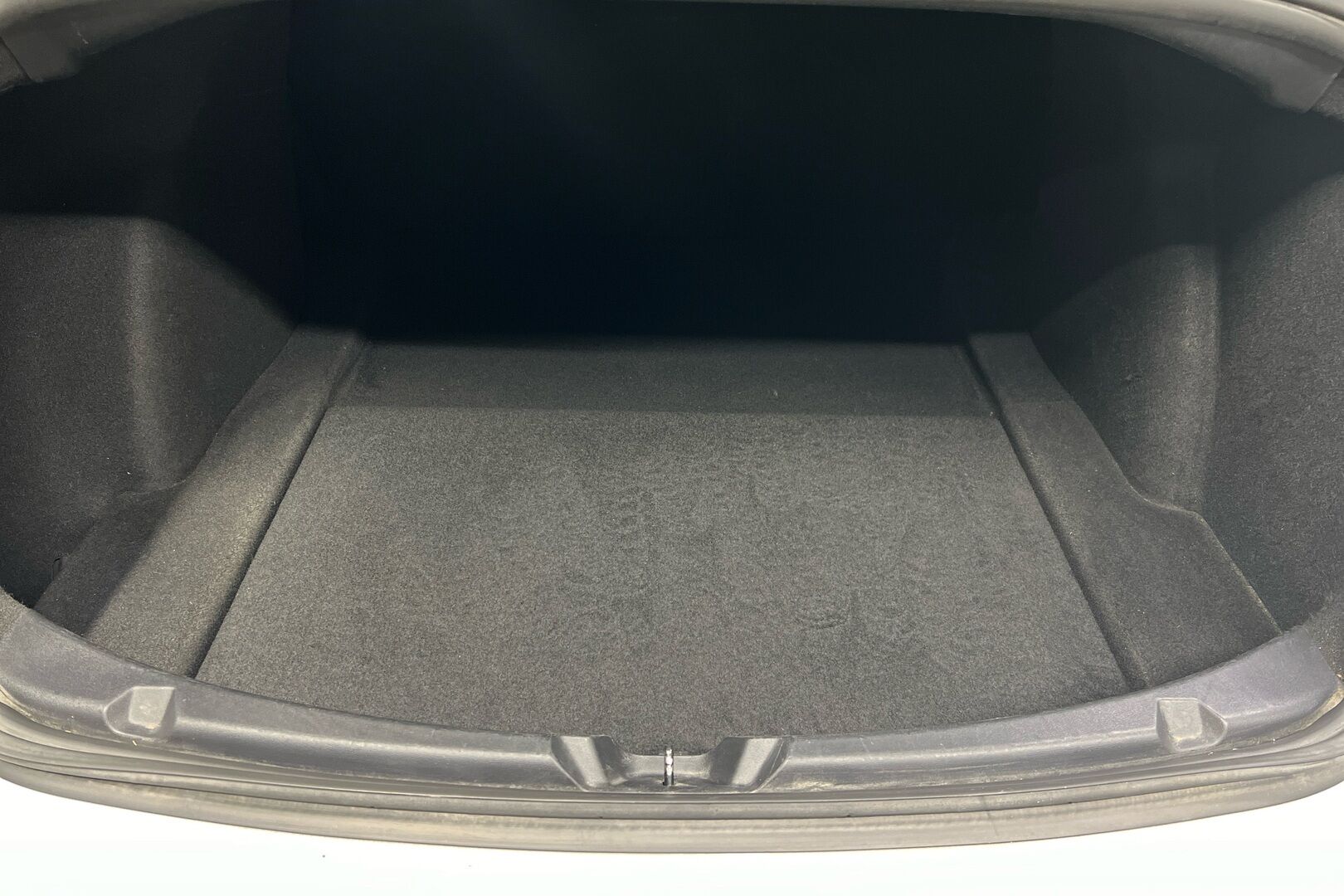 Tesla Model 3 iso kuva 3