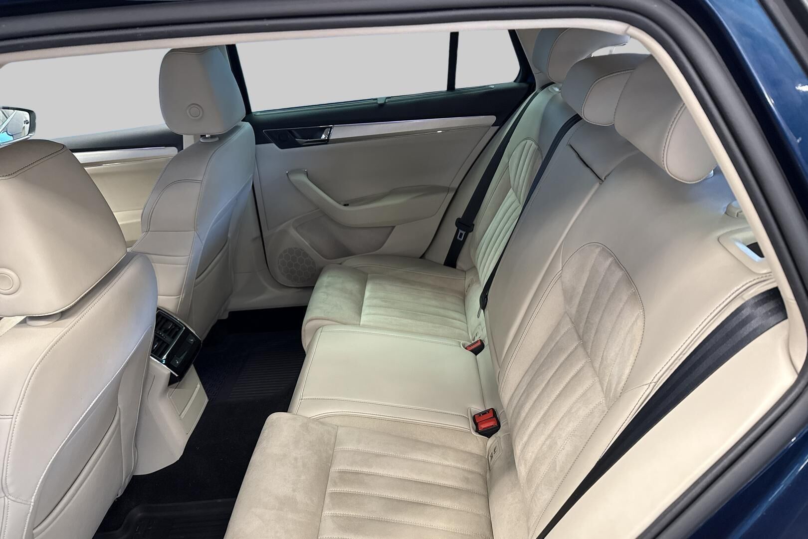 Skoda Superb iso kuva 10