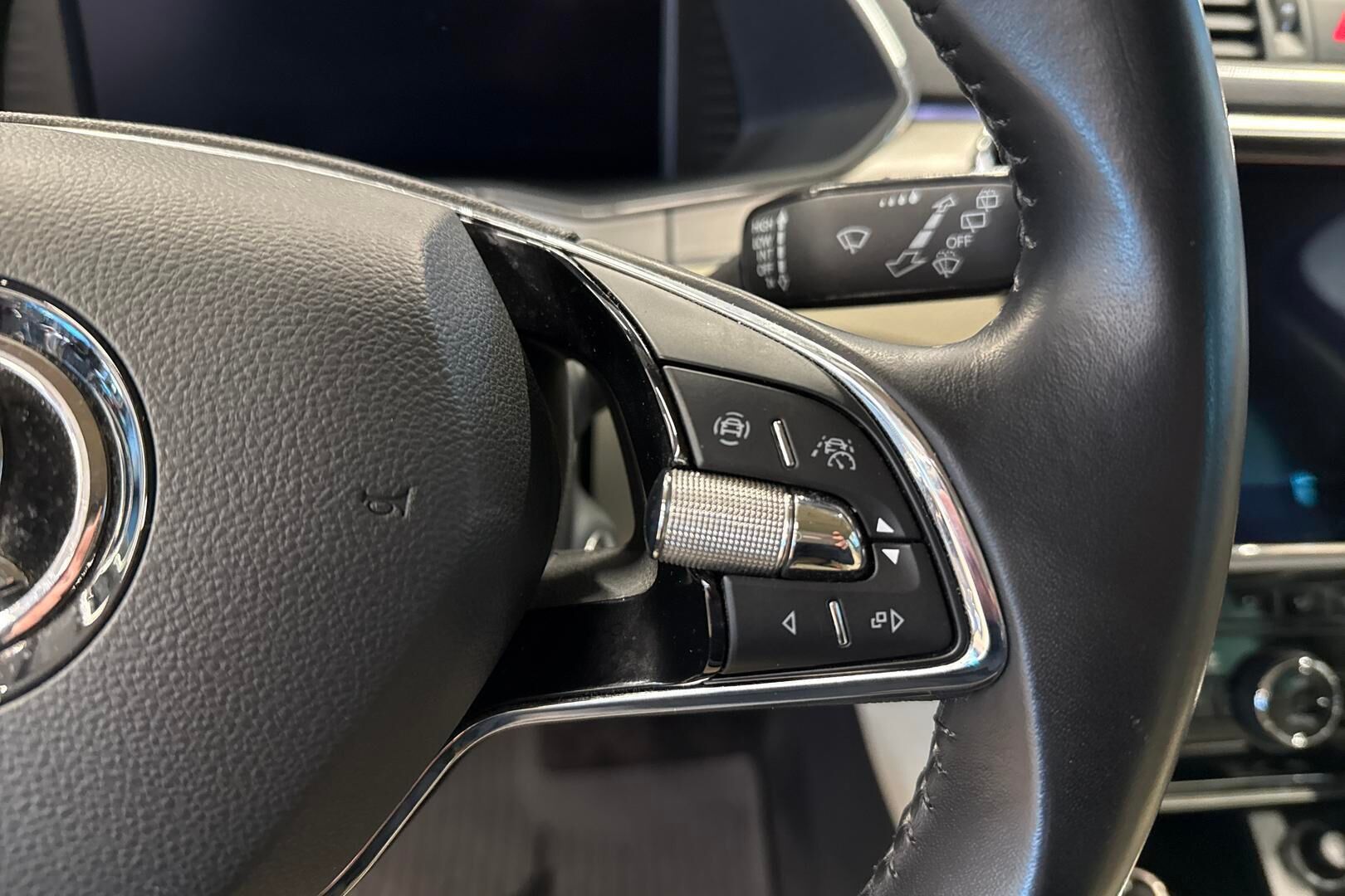 Skoda Superb iso kuva 23