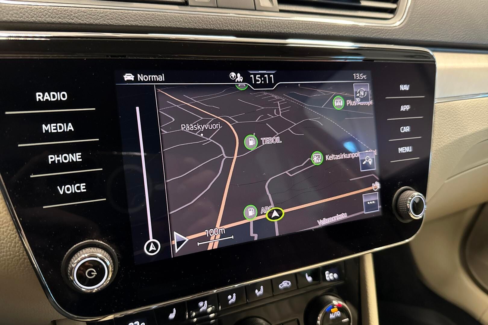 Skoda Superb iso kuva 25