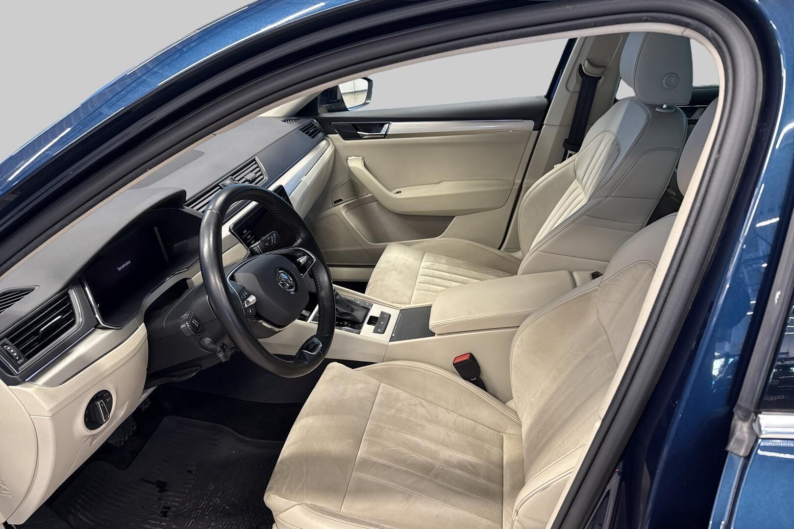 Skoda Superb iso kuva 9